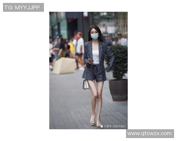 足球球星连帽加绒卫衣时尚潮流展现运动魅力舒适穿搭体验